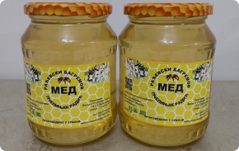 Dve tegle bagremovog meda sa originalnim etiketama